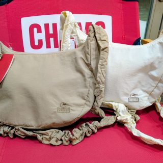 【　CHUMS ウェービーストラップミニバナナショルダーバッグ 入荷　】